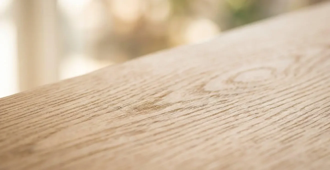 Gros plan extrême sur la texture et le grain d'un matériau composite utilisé pour le mobilier d'extérieur